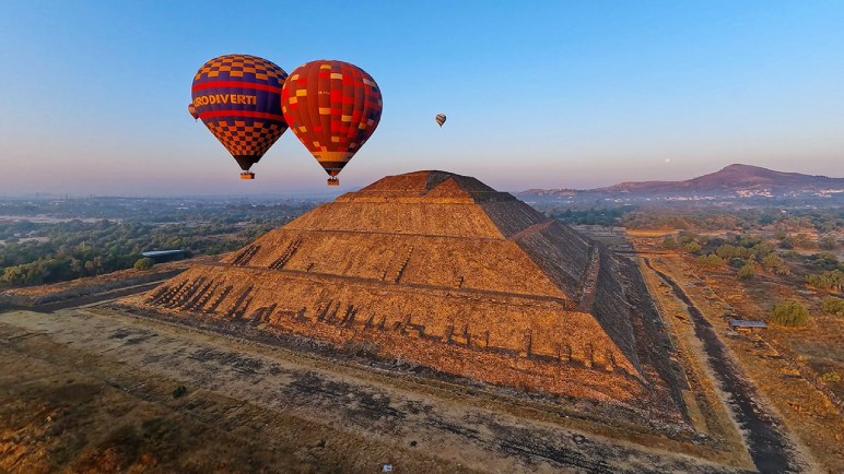 Hot Balloon Trip Over Teotihuacan, Mexico