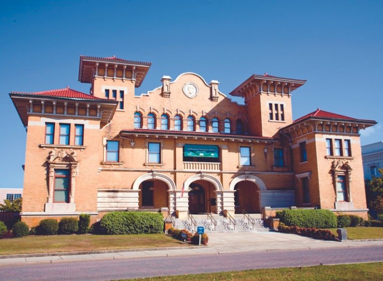 Explore Historic Downtown Pensacola